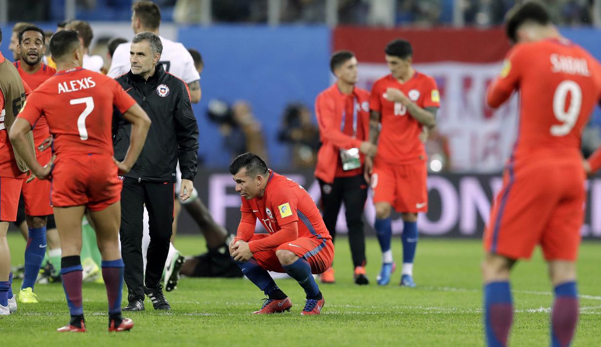 Para pemain Cile tampak kecewa usai gagal merebut Piala Konfederasi 2017 di Stadion Saint Petersburg, Rusia, Minggu (3/7/2017). Jerman menang 1-0 atas Cile. (AP/Thanassis Stavrakis)
