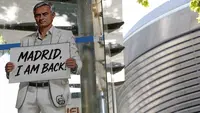 Sebuah mural bergambar Jose Mourinho, karya seniman Italia TV BOY, terlihat di depan Stadion Santiago Bernabeu, Madrid, pada 21 Mei 2026. Mural tersebut muncul di tengah rumor kepulangan Mourinho ke Real Madrid. (Oscar Del Pozo / AFP)