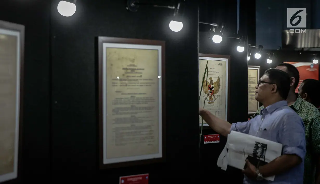 Pengunjung melihat pameran lahirnya Pancasila di Museum Nasional, Jakarta, Jumat (2/6). Pameran yang digelar dari 2 hingga 15 Juni 2017, sebagai rangkaian kegiatan hari kelahiran Pancasila yang jatuh pada tanggal 1 Juni. (Liputan6.com/Faizal Fanani)