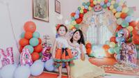 Ilustrasi acara ulang tahun anak. (Foto oleh Rizki Koto: https://www.pexels.com/id-id/foto/wanita-perempuan-kaum-wanita-banner-8476787/)