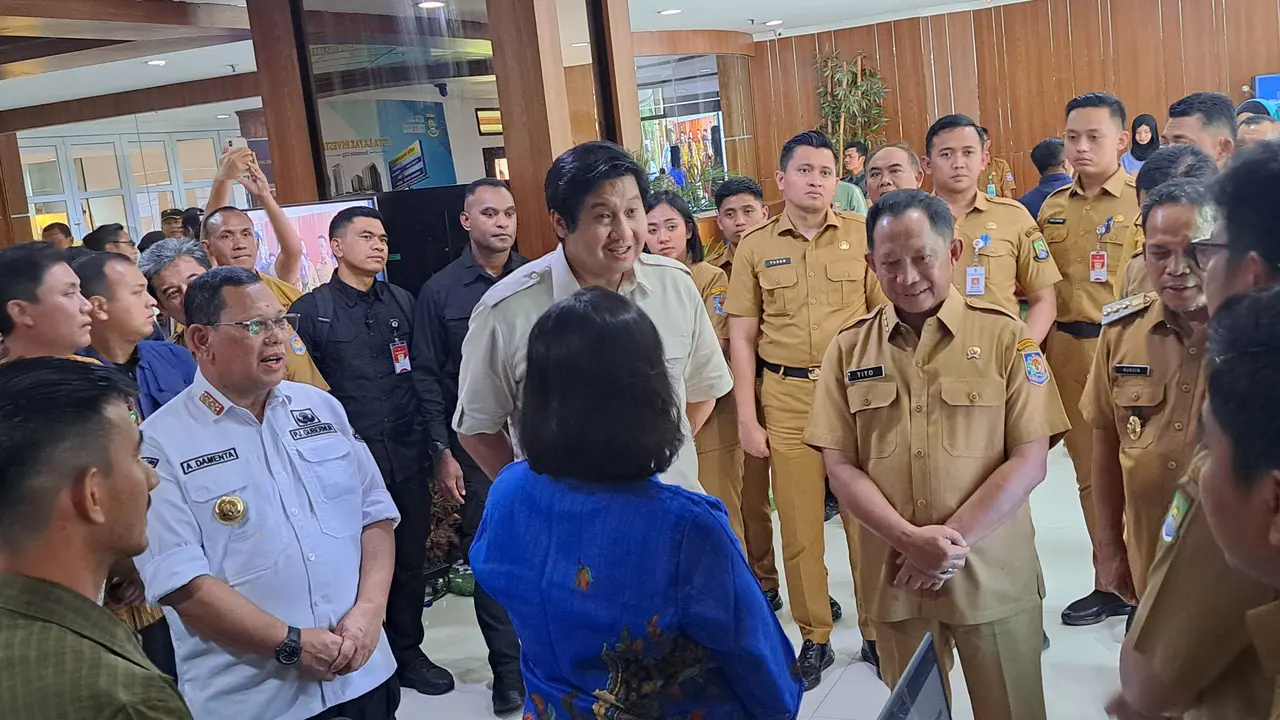 Menteri Perumahan dan Kawasan Pemukiman, Maruarar Sirait, bersama Menteri Dalam Negeri, Tito Karnavian, saat melakukan pemantauan terhadap pelaksanaan Layanan Perizinan Persetujuan Bangunan Gedung (PBG) di Kota Tangerang.