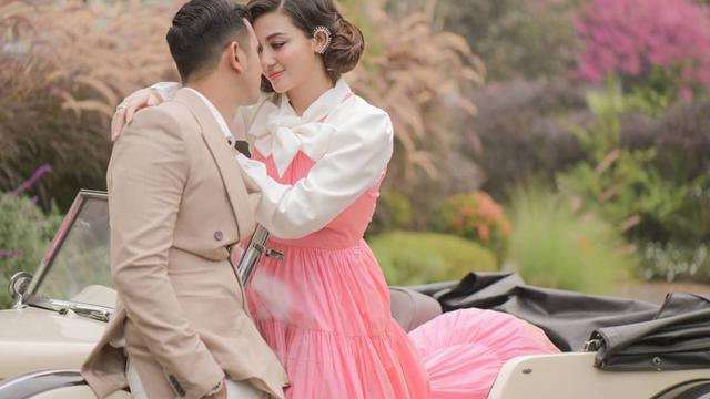 6 Pemotretan Terbaru Ali Syakieb dan Margin Wieheerm, Romantis Bergaya Klasik