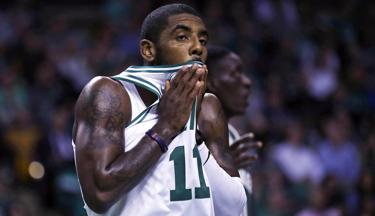 Pebasket Boston Celtics, Kyrie Irving, tampak kecewa usai kalah dari Milwaukee Bucks pada laga NBA di TD Garden, Boston, Rabu (18/10/2017). Celtics kalah 100-108 dari Bucks. (AP/Charles Krupa)