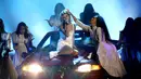 Selena Gomez menyanyikan lagu "Wolves" di panggung American Music Awards 2017, Los Angeles, Minggu (19/11). Mengenakan pakaian dalam yang terbuka, Selena tampil bersama sekumpulan penari di atas mobil bekas tertabrak. (Matt Sayles/Invision/AP)