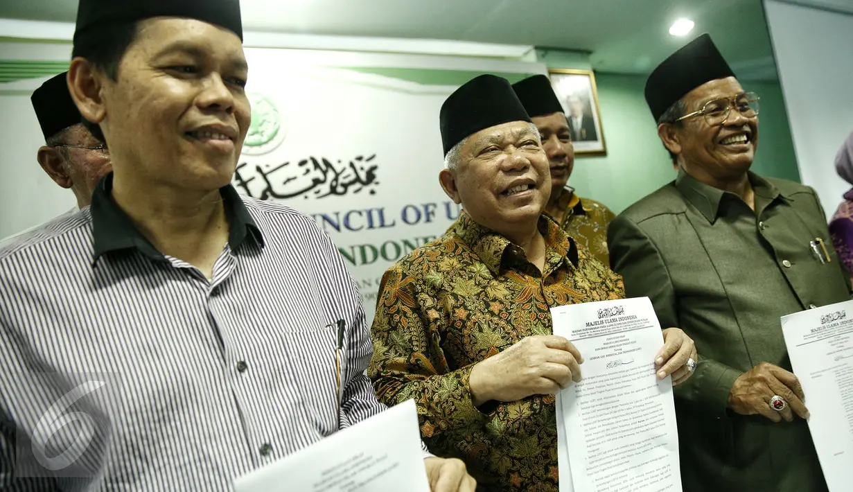 Ketum MUI KH Ma'ruf Amin (tengah) menunjukkan surat pernyataan mengenai kegiatan LGBT di Jakarta, Rabu (17/2). MUI mengatakan bahwa kegiatan LGBT diharamkan dalam Islam dan agama samawi lainnya demikian juga mengkampanyekannya (Liputan6.com/Faizal Fanani)