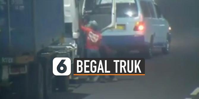 VIDEO: Viral Aksi Begal Truk di Jalan Tol