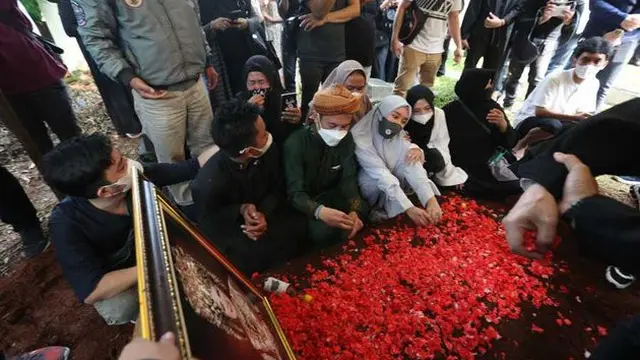 6 Momen Haru Fatimah Anak Mendiang Dorce di Pemakaman, Berusaha Tegar