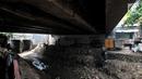 Aktivitas warga di kolong jembatan, Jakarta, Kamis (14/2). Kolong jembatan yang berada di kawasan Jakarta Timur tersebut digunakan oleh warga setempat untuk menernak hewan dan membuat arang akibat kurangnya lahan. (Merdeka.com/Iqbal S. Nugroho)
