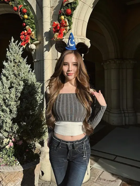 Agatha Chelsea memilih merayakan Natal di Jepang, ia pun tampil dengan atasan lengan panjang abu-abu crop top dipadukan celana denim dan belt silvernya. [@agatha_chelsea]
