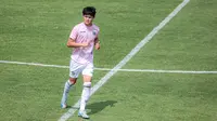 Pemain Timor Leste U-20, Tiago William Torres Lay saat melakukan latihan resmi jelang Kualifikasi Piala Asia U-20 di Lapangan B, SUGBK, Senayan, Jakarta, Selasa (24/09/2024). (Bola.com/Bagaskara Lazuardi)