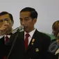 Presiden Jokowi memberikan keterangan mengenai hasil pertemuan dengan sejumlah kepala negara anggota Organisasi Kerjasama Islam (OKI) di Ruang Media Konferensi Tingkat Tinggi (KTT) Asia Afrika di JCC, Rabu (22/4/2015). (Liputan6.com/Herman Zakharia)