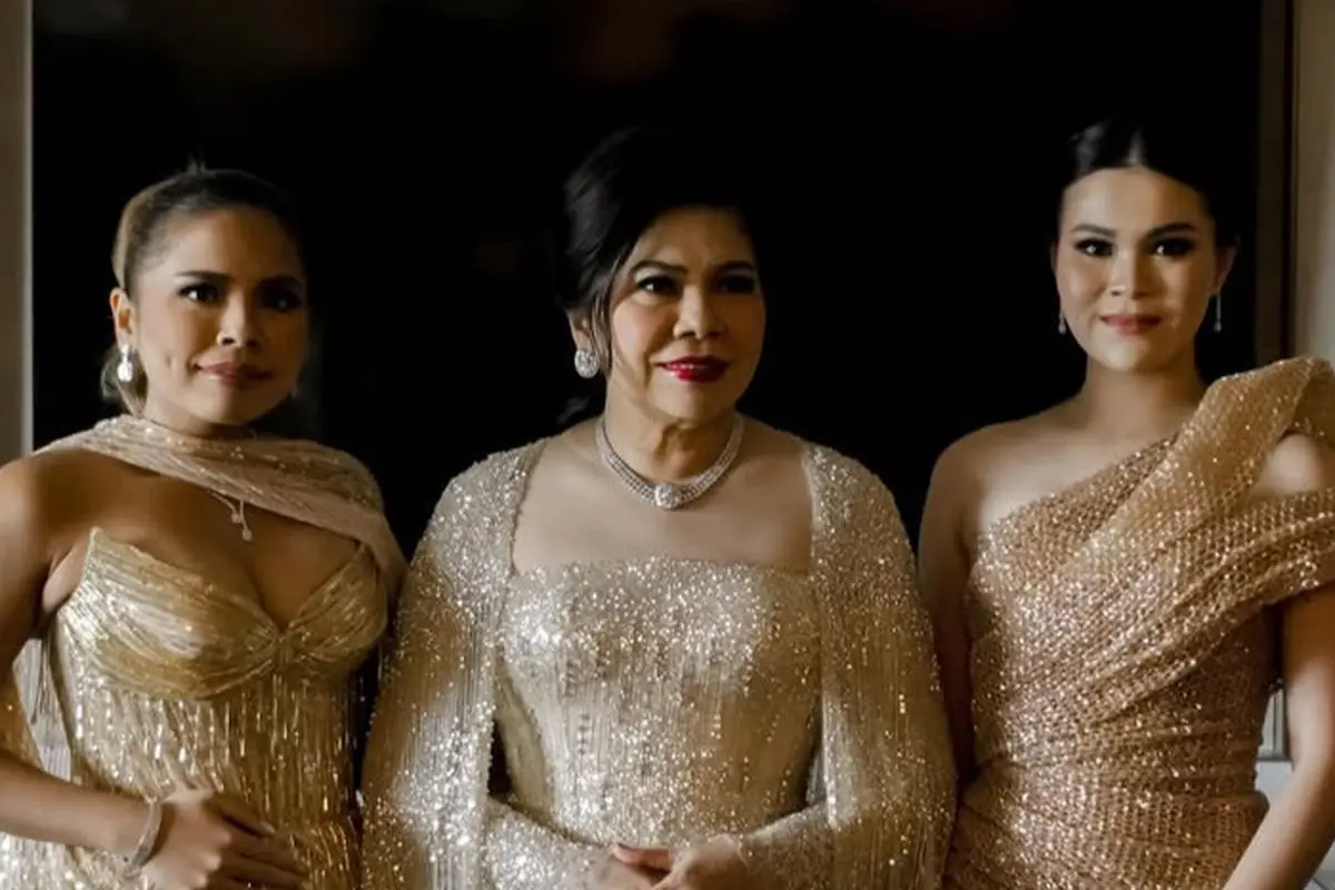 Gaya Glamor Keluarga Hotman Paris saat Resepsi Pernikahan Frank Hutapea-Winona Delany