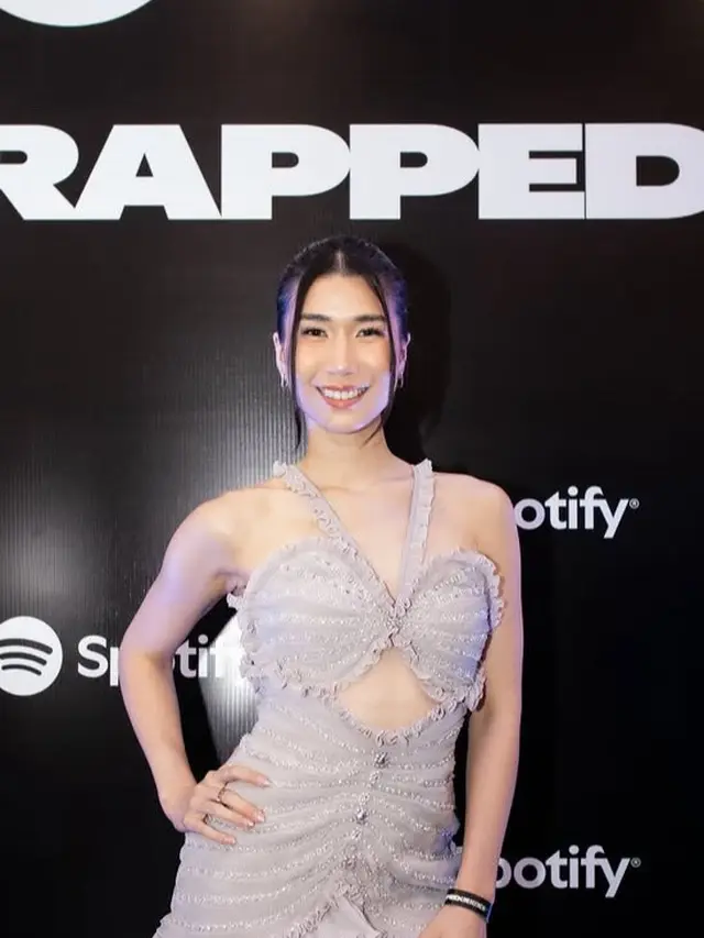 Tampilan Menawan Para Musisi Wanita Hadiri Acara Spotify.