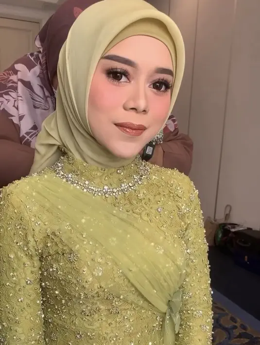 Saat proses langkahan, Lesti tampil anggun mengenakan oufit serba hijau, mulai dari kebaya hingga kerudungnya.Credit: Instagram @rozanajulani.