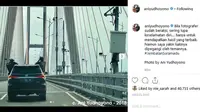 Ibu Ani mengabadikan foto dua fotografer yang tengah beraksi dari dalam mobil. (Instagram)