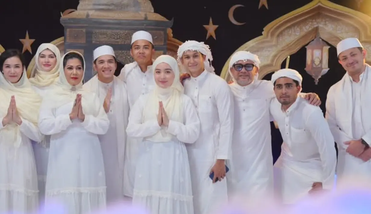 Dalam kesempatan tersebut, para pemain KCM tampil serba putih dengan pakaiannya. Termasuk Natasha Wilona.  [@natashawilona12]