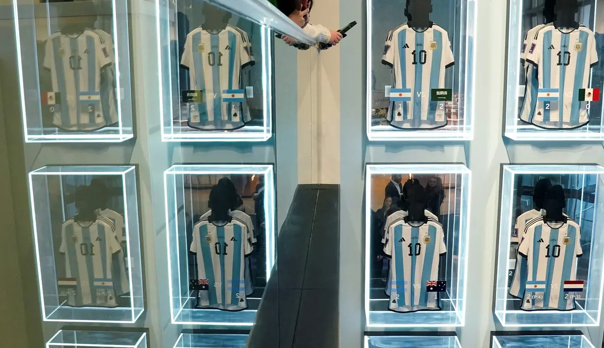Satu set jersey berisi enam kaus yang dikenakan Messi selama pertandingan Piala Dunia 2022. (TIMOTHY A. CLARY / AFP)