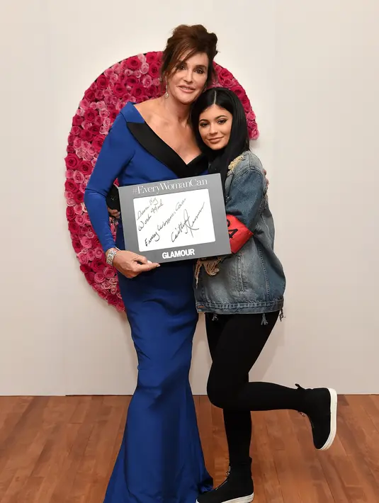 Acara penghargaan Glamour Women Of The Year seharusnya menjadi kesempatan para selebriti untuk mengenakan gaun terbaik mereka dan memamerkannya di momen karpet merah. Namun hal tersebut sepertinya tidak berlaku untuk Kylie Jenner. (AFP/Bintang.com)
