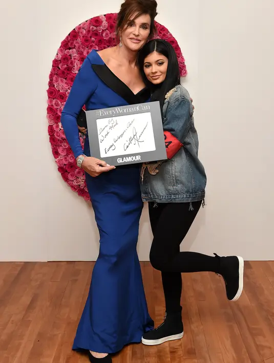 Acara penghargaan Glamour Women Of The Year seharusnya menjadi kesempatan para selebriti untuk mengenakan gaun terbaik mereka dan memamerkannya di momen karpet merah. Namun hal tersebut sepertinya tidak berlaku untuk Kylie Jenner. (AFP/Bintang.com)