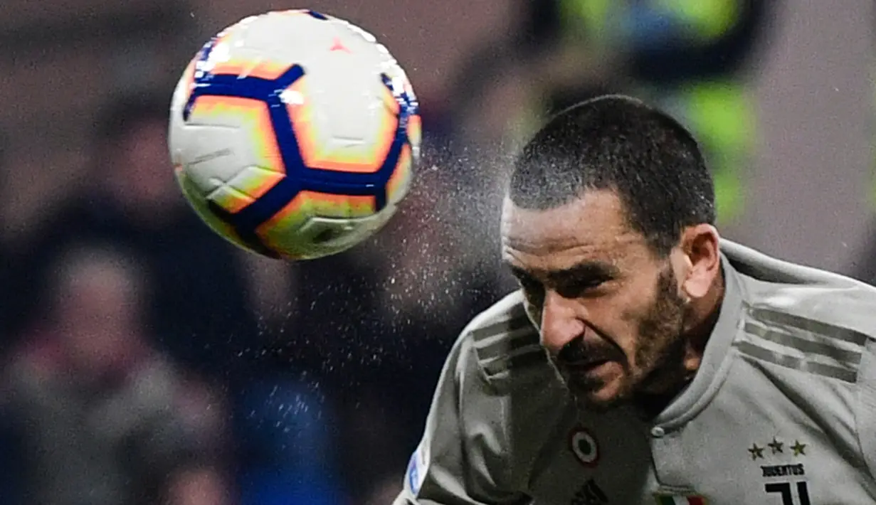 Bek Juventus Leonardo Bonucci mencetak gol sundulan ke gawang Cagliari dalam lanjutan Liga Italia di Sardegna Arena, Cagliari, Italia, Selasa (2/4). Juventus terus memantapkan diri di puncak klasemen Liga Italia. (Marco BERTORELLO/AFP)