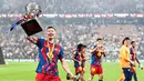 Pemain Barcelona, Robert Lewandowski merayakan gelar juara Piala Super Spanyol 2026 setelah mengalahkan Real Madrid dengan skor 3-2 dalam laga final yang berlangsung di King Abdullah Stadium, Jeddah, Arab Saudi, Minggu (11/01/2026) waktu setempat. (AFP/Fadel Senna)