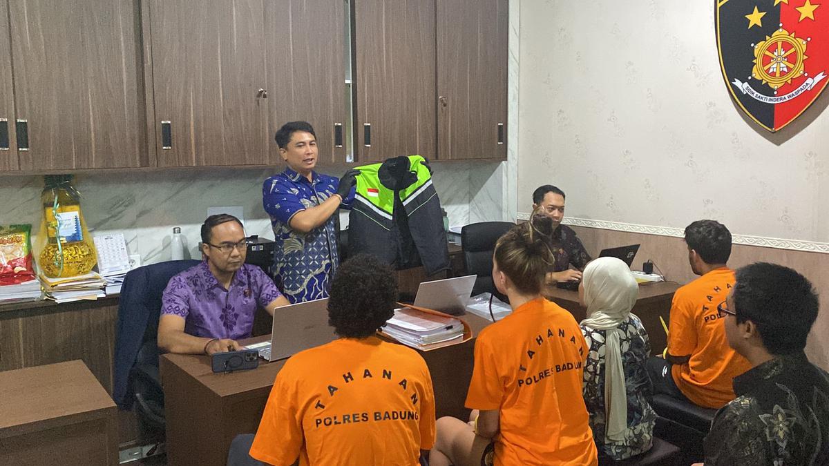 Tiga Bule Bikin Video Porno di Vila Bali, Ada yang Pakai Jaket Ojek Online