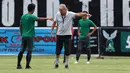 Alfred Riedl saat menjelaskan strategi menyerang kepada Bayu Pradana pada sesi latihan di Stadion Maguwoharjo, Sleman, Jumat (07/10/2016). (Bola.com/Nicklas Hanoatubun)