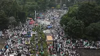 Peserta aksi 112 memadati kawasan sekitar Masjid Istiqlal, Jakarta, Sabtu (11/2). Kegiatan aksi 112 ini digelar di Masjid Istiqlal dengan agenda zikir dan tausiyah nasional. (Liputan6.com/Herman Zakharia)