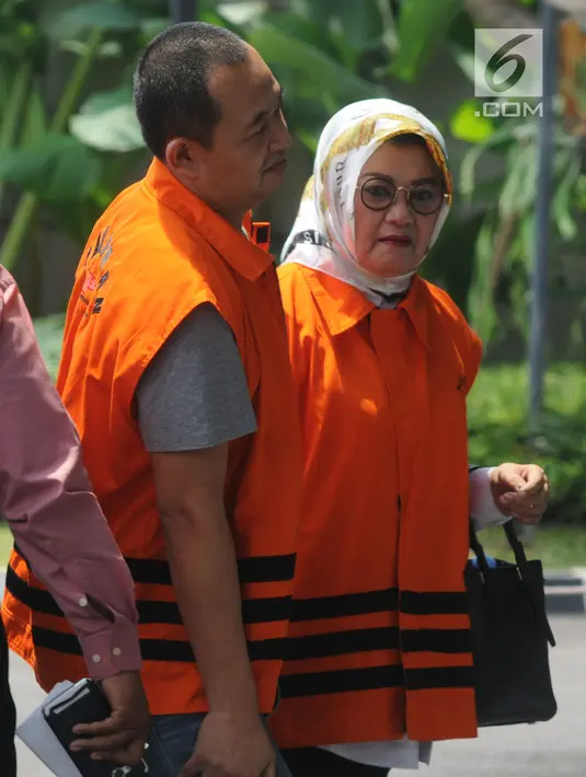 Bupati Subang nonaktif Imas Aryumningsih dan Pengusaha Miftahhudi tiba di gedung KPK, Jakarta, Kamis (29/3). Imas dan Miftahhudi diperiksa terkait kasus dugaan suap pengurusan perizinan di lingkungan Pemerintah Kabupaten Subang. (Merdeka.com/Dwi Narwoko)