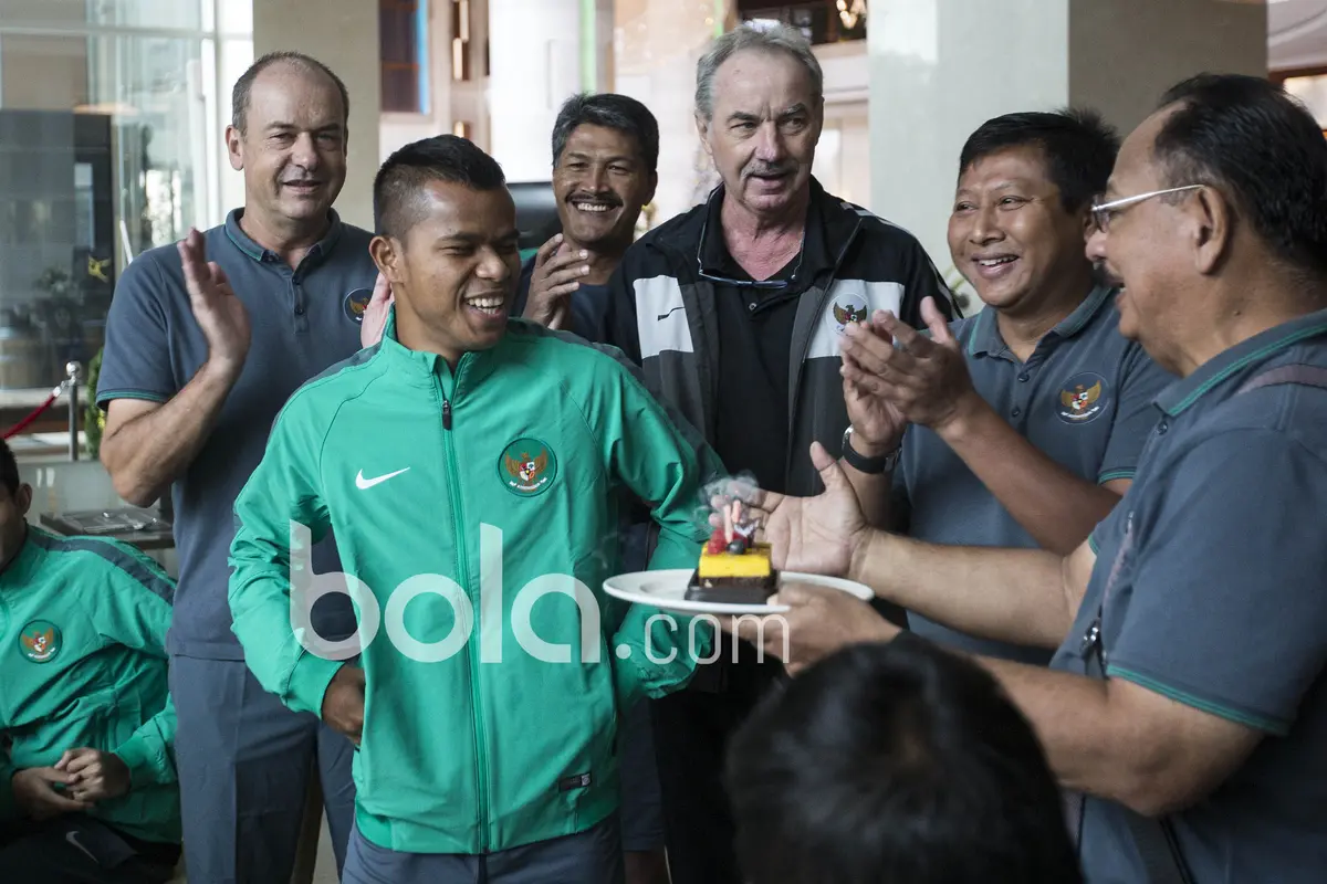 Pelukan Hangat Alfred Riedl dan Kejutan Hari Ulang Tahun Manahati Lestusen