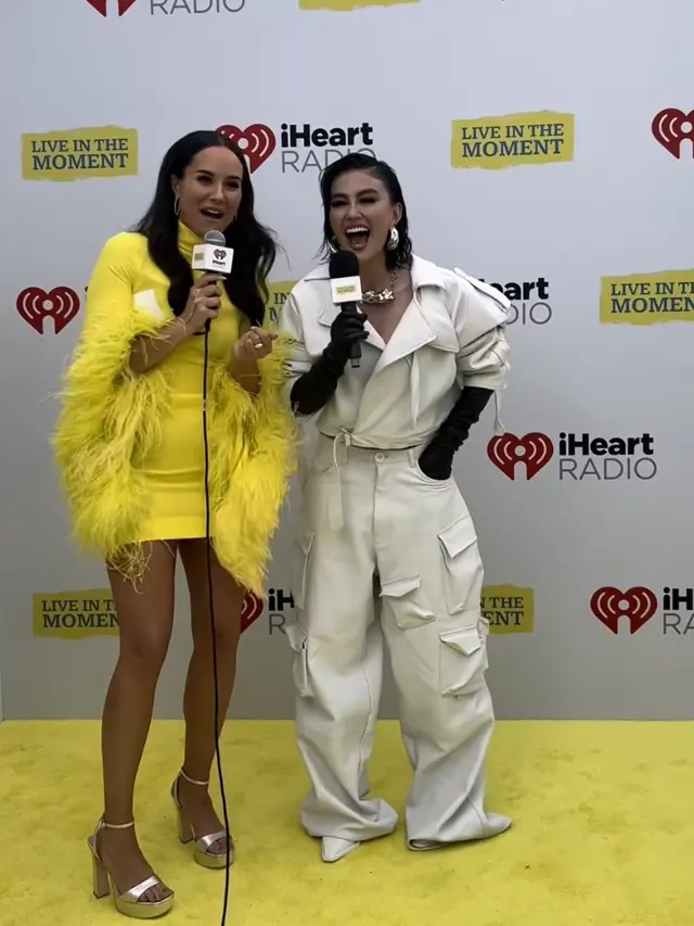 Agnez Mo Serba Putih dengan Aksesori Silver saat Hadir si Penghargaan Musik Bergengsi Dunia iHeartRadio. [@iHeartRadio]