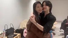 Kehadiran sahabat dan rekan-rekan Song Hye Kyo membuat suasana semakin mengharukan. Lim Ji Yeon, yang menjalin persahabatan dengan Song Hye Kyo sejak membintangi "The Glory" (2022-2023), tampak hadir sebagai bentuk dukungannya terhadap film ini. (Liputan6.com/IG/@limjjy2)