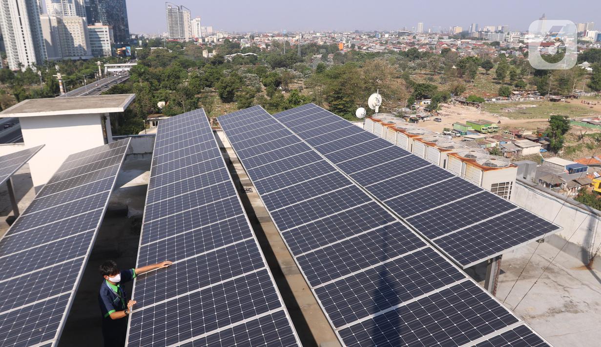 Pekerja melakukan pengecekan panel surya di atas gedung di kawasan Jakarta, Senin (31/8/2020). Pemerintah tengah menyiapkan peraturan presiden terkait energi baru terbarukan dan konservasi energi agar target 23 persen bauran energi di Indonesia bisa tercapai pada 2045. (Liputan6.com/Angga Yuniar)
