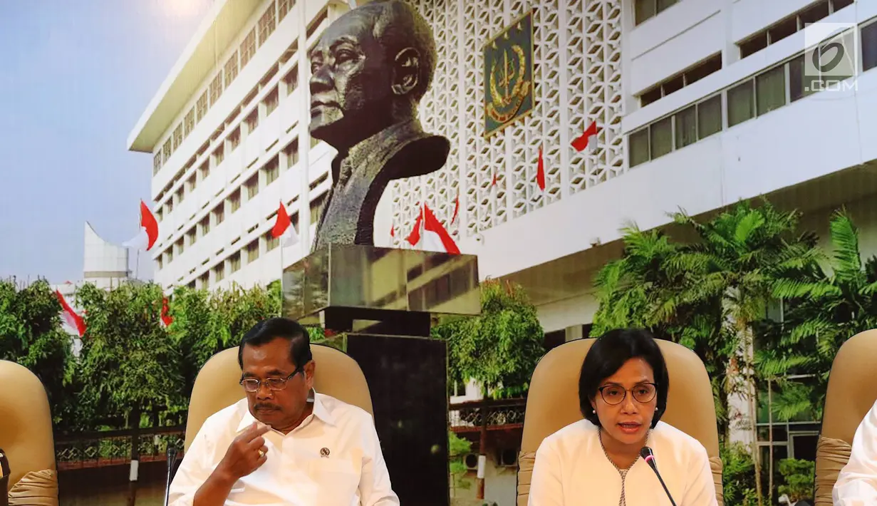 Jaksa Agung M. Prasetyo bersama Menteri Keuangan Sri Mulyani Indrawati menggelar konferensi pers di Jakarta, Senin (1/4).  Jaksa pengacara negara pada Jam Datun Kejaksaan Agung memenangkan gugatan arbitrase yang diajukan IMFA terhadap Pemerintah Indonesia. (Liputan6.com/Immanuel Antonius)