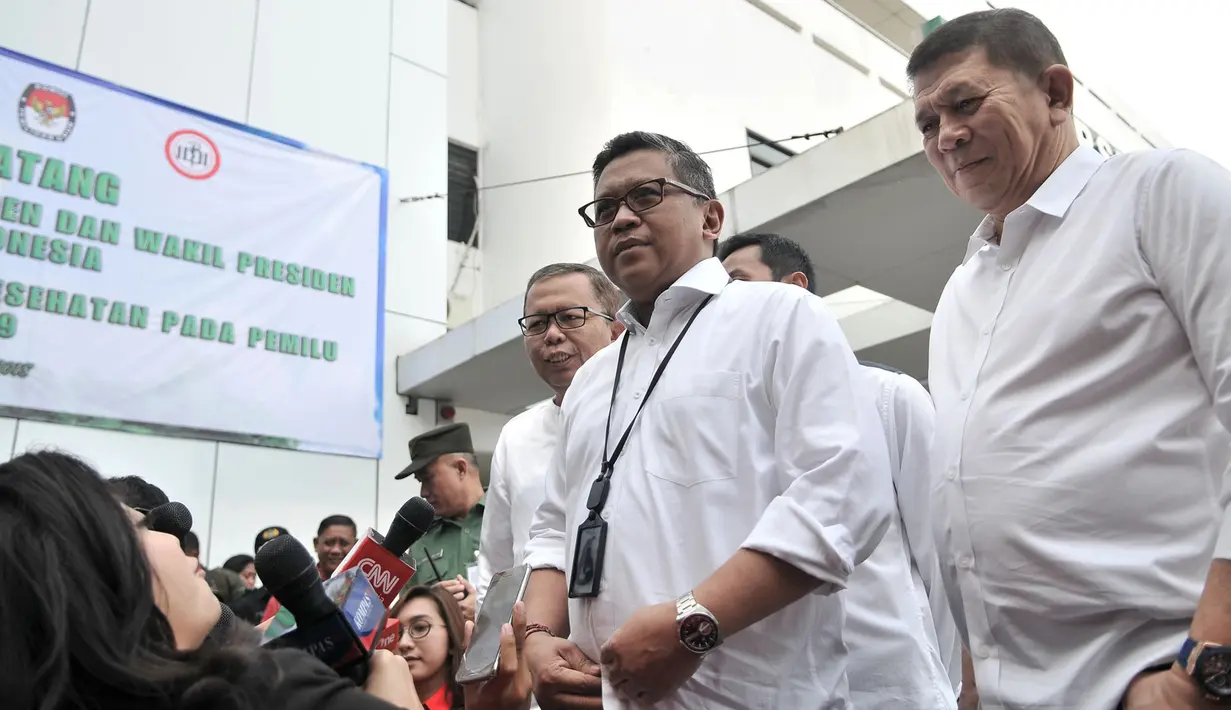 Sekjen PDIP Hasto Kristiyanto dan sejumlah sekjen partai pendukung memberi keterangan saat mendampingi bakal capres-cawapres Joko Widodo atau Jokowi-Ma'ruf Amin tes kesehatan di RSPAD Gatot Subroto, Jakarta, Minggu (12/8). (Merdeka.com/Iqbal Nugroho)