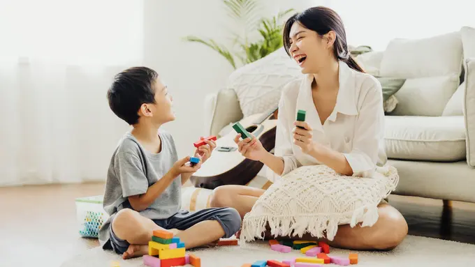 ilustrasi seorang ibu bersama anak laki-lakinya