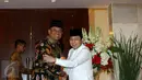Ketua DPR Setya Novanto (kanan) menyambut kedatangan KASAD Jenderal TNI Gatot Nurmantyo yang juga calon panglima TNI setibanya untuk menghadiri acara buka puasa bersama di rumah dinas Ketua DPR di Jakarta, Selasa (23/6). (Liputan6.com/Faizal Fanani)