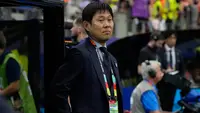 Pelatih kepala Jepang, Hajime Moriyasu, berdiri sebelum pertandingan Grup F Piala Dunia antara Belanda dan Jepang di Arlington, Texas, dekat Dallas, Senin, 15 Juni 2026. (AP Photo/Tony Guttierez)