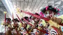 Sejumlah penari cilik tradisional berpose memegang panah sebelum melakukan Pentas Budaya dihadapkan calon penumpang di Terminal 3, Bandara Soekarno Hatta, Tangerang, Banten, Senin (15/08). (Liputan6.com/Fery Pradolo).