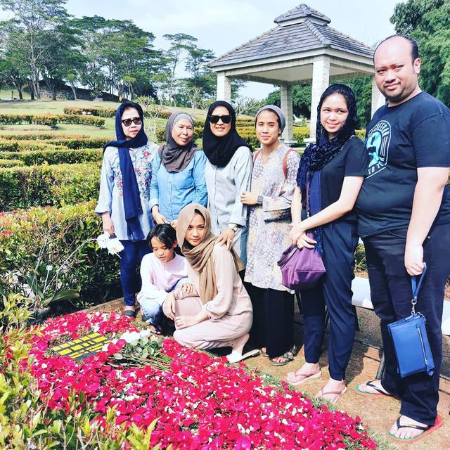 Beri Vitual Hug, Ini 6 Momen BCL dan Noah Ziarah ke Makam Ashraf Sinclair