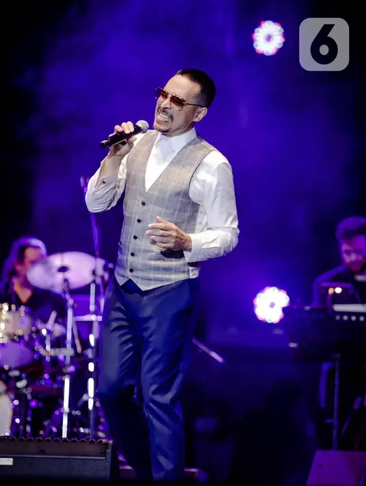 Penampilan Jamie Aditya and Ron King Big Band dalam BNI Java Jazz Festival 2020 di JIExpo Kemayoran, Jakarta, Jumat (28/2/2020). Jamie Aditya and Ron King Big Band membawakan lagu hitsnya seperti Who You Gonna Love Tonight dan Ain’s The One. (Liputan6.com/Faizal Fanani)