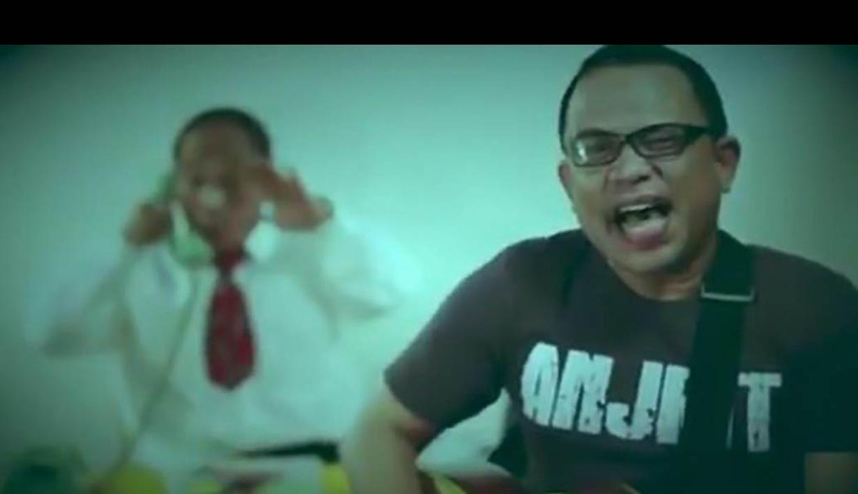 Nama Bona Paputungan mendadak terkenal setelah menciptakan sebuah lagu tentang mafia pajak berjudul “Andai Aku Jadi Gayus”. Walau jarang muncul rupanya Bona mulai mencuat lagi namanya ketika Pemilu 2014 kemarin. (Istimewa)