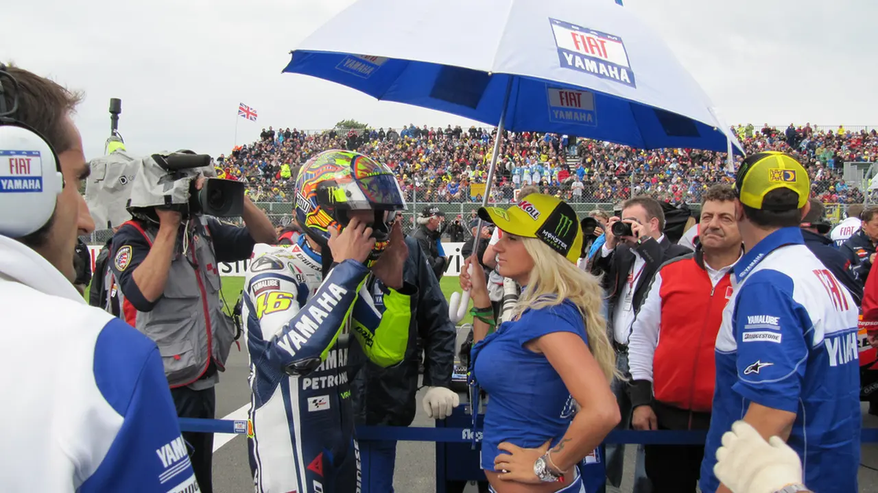Tugas Umbrella Girl Valentino Rossi di Pertandingan Balap MotoGP