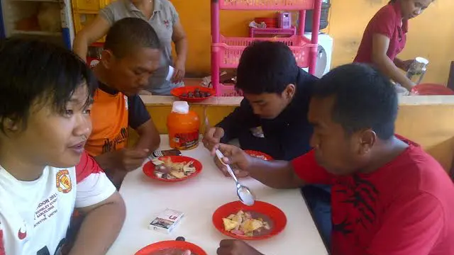Pengunjung Warung Rujak Saat Menikmati Rujak Kuah Pindang Bali