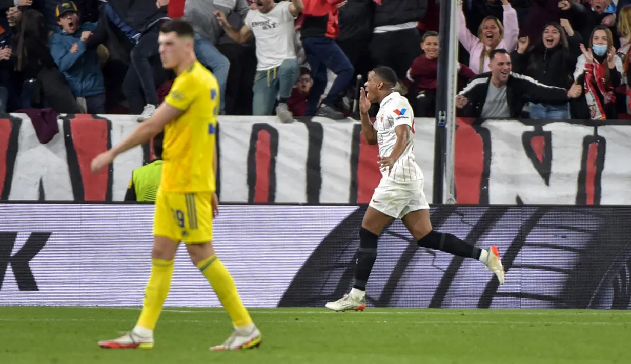 Pemain Sevilla Anthony Martial melakukan selebrasi setelah mencetak gol ke gawang Dinamo Zagreb pada pertandingan sepak bola Liga Europa di Stadion Ramon Sanchez Pizjuan, Seville, Spanyol, 17 Februari 2022. Sevilla menang 3-1. (CRISTINA QUICLER/AFP)