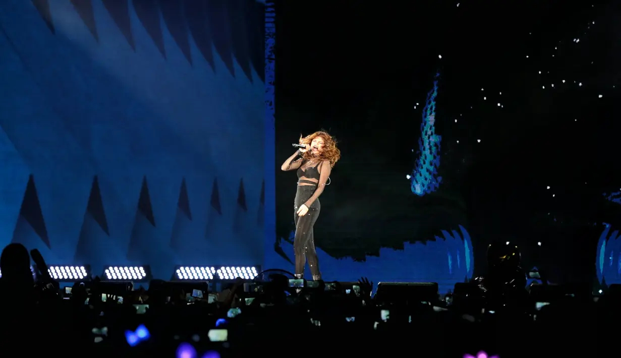 Ribuan penonton memadati arena konser Selena Gomez.  Di paruh pertama konser, Selena Gomez terlihat seksi dengan busana bertema hitam. Teriakan dari penonton terus terdengar saat pergantian lagu. (Adrian Putra/Bintang.com)