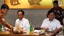 Ekspresi Presiden terpilih Joko Widodo atau Jokowi (kiri) dan Ketua Umum Partai Gerindra Prabowo Subianto berbincang saat makan bersama di FX Sudirman, Jakarta, Sabtu (13/7/2019). Jokowi dan Prabowo datang pada pukul 10.55 WIB. (Liputan6.com/JohanTallo)