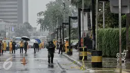 Petugas mengamankan lokasi saat anggota Gegana Polda Metro Jaya mengecek penemuan benda mencurigakan di Wisma Nusantara, Thamrin, Jakarta, Kamis (4/2). Setelah diselidiki ternyata kardus mencurigakan tersebut beriskani kue. (Liputan6.com/Faizal Fanani)