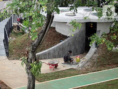Pekerja menyelesaikan pembangunan penataan kawasan Taman Semanggi, Jakarta, Kamis (13/10/2022). Usai diresmikan Gubernur DKI Jakarta Anies Baswedan pada acara soft launching 12 Oktober 2022 kemarin, penataan ulang kawasan Taman Semanggi dilanjutkan karena realisasi pengerjaan baru mencapai 73,37 persen. (Liputan6.com/Johan Tallo)