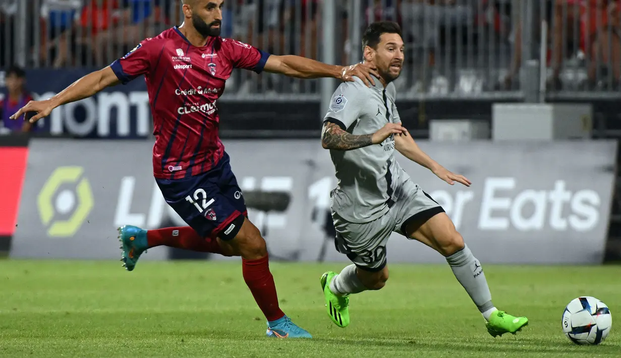 Meski berstatus sebagai tim tamu, Paris Saint-Germain mampu menguasai permainan sejak dimulainya babak pertama. (AFP/Jean-Philippe Ksiazek)